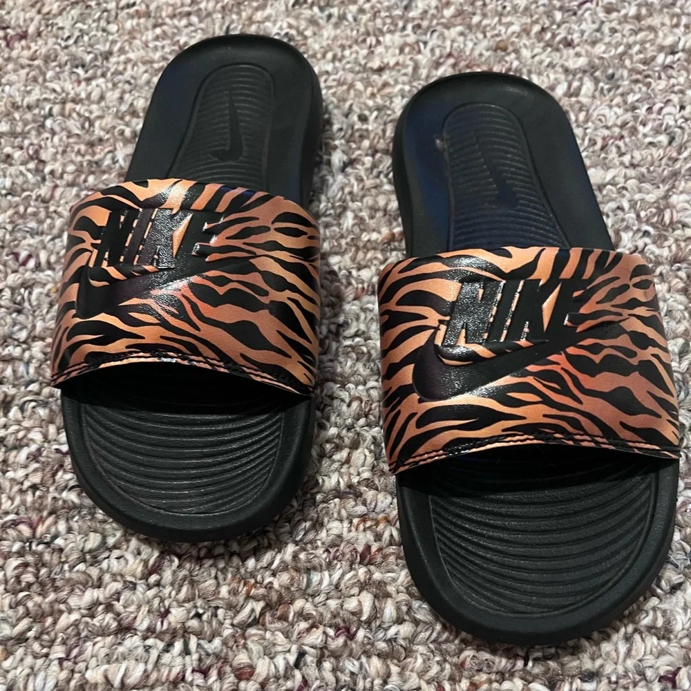 Like new Nike slides - Picture 1 of 3